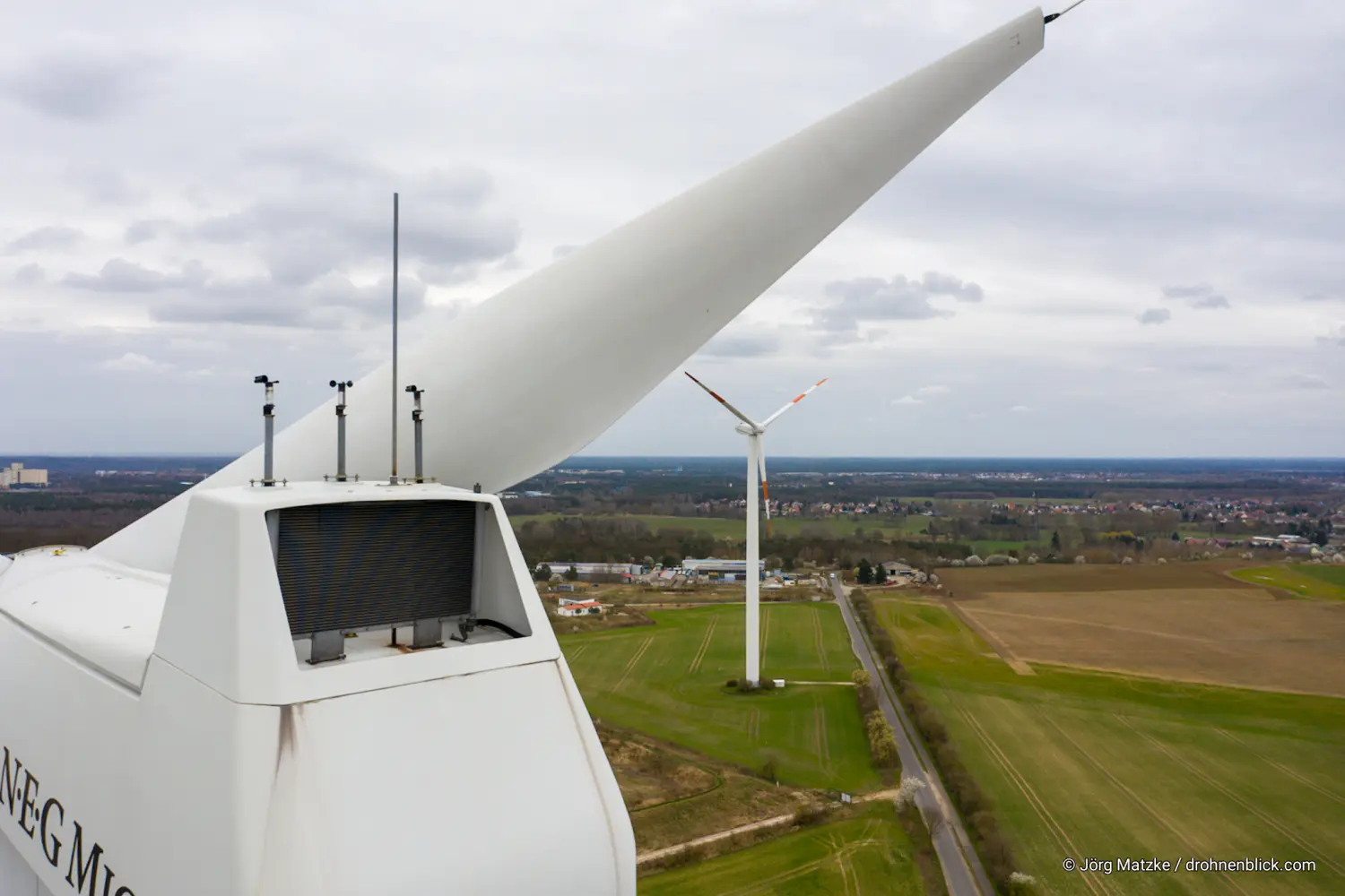 Drohnenblick, Luftbildaufnahme von Windkraftanlagen an Land