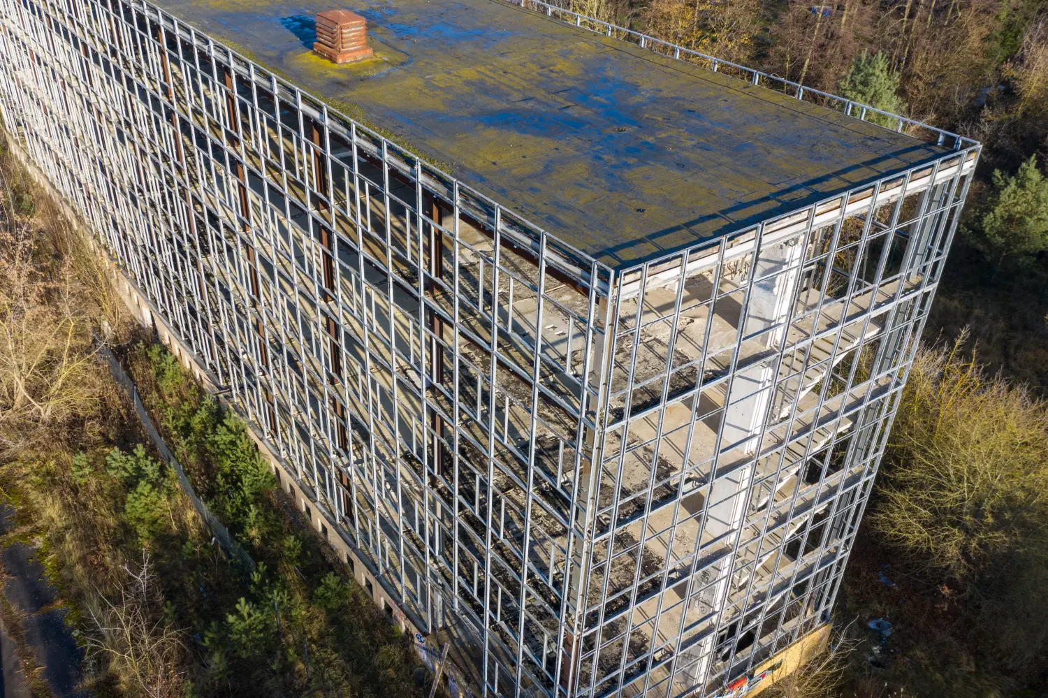 Drohnenblick, Luftbildaufnahme eines Gebäudes