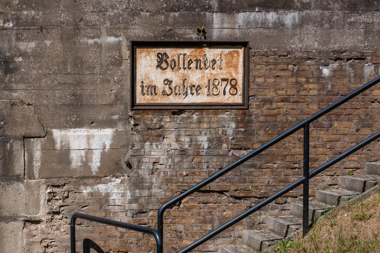 Drohnenblick, Fotografie eines alten Tellers an der Wand