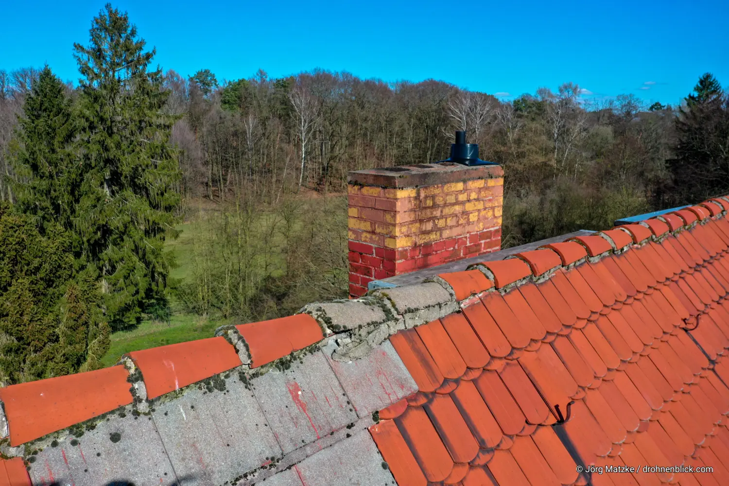 Drohnenblick, Luftbildaufnahme eines Hausdaches