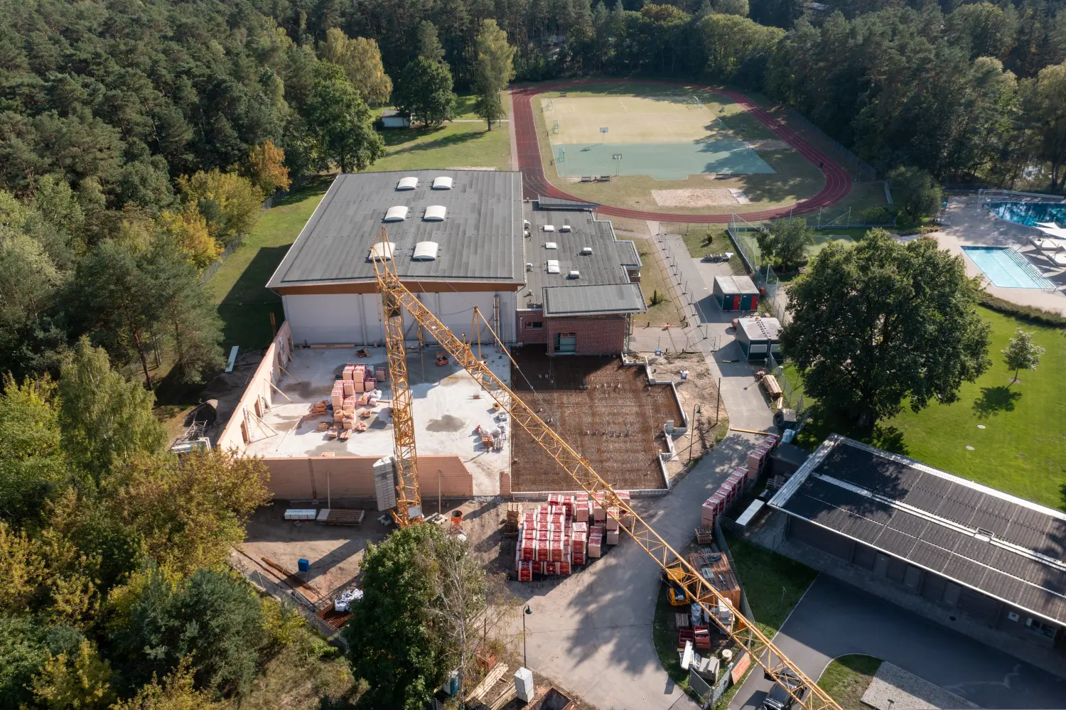 Drohnenblick, Luftbildaufnahme einer Baustelle