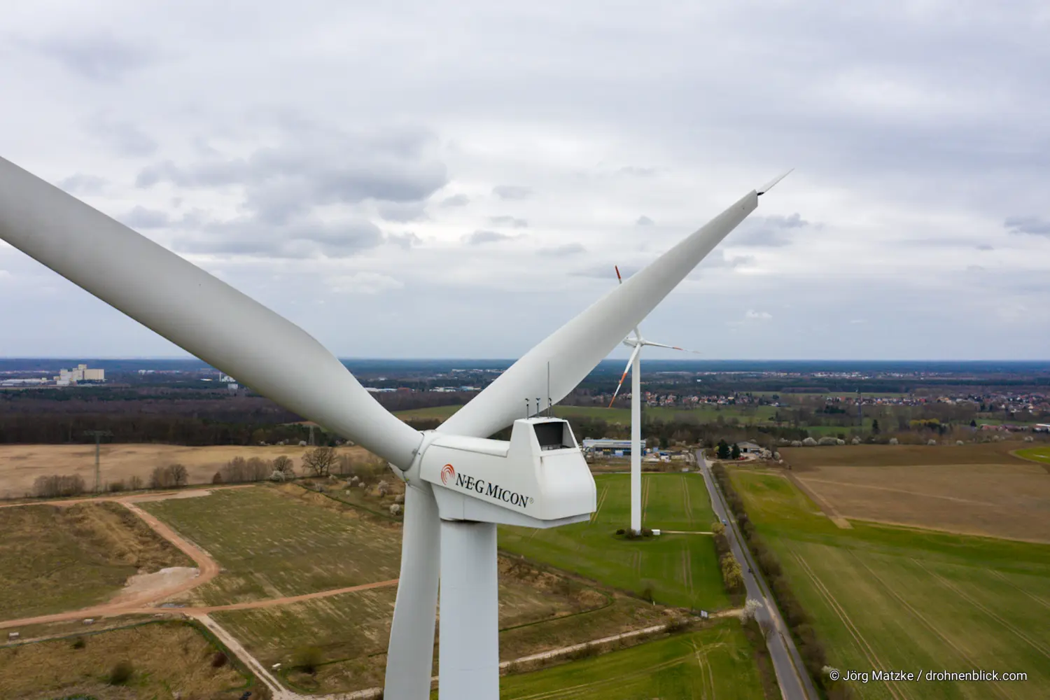 Drohnenblick, Luftbildaufnahme von Windkraftanlagen an Land