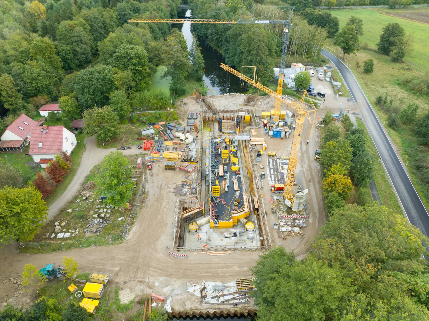 Drohnenblick, Luftbildaufnahme einer Baustelle