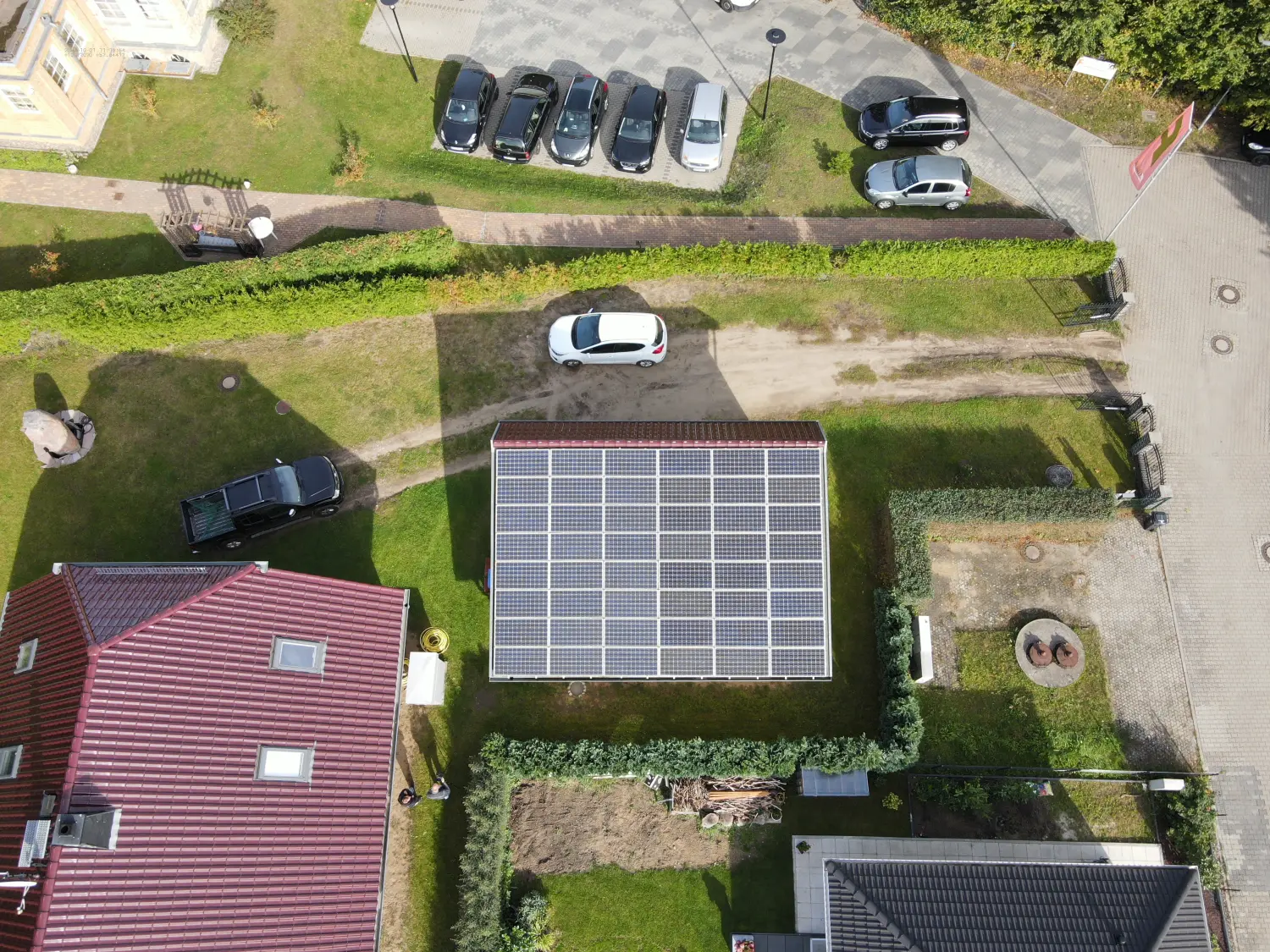 Drohnenblick, Luftbildaufnahme eines Hauses mit Solarplatten auf dem Dach 