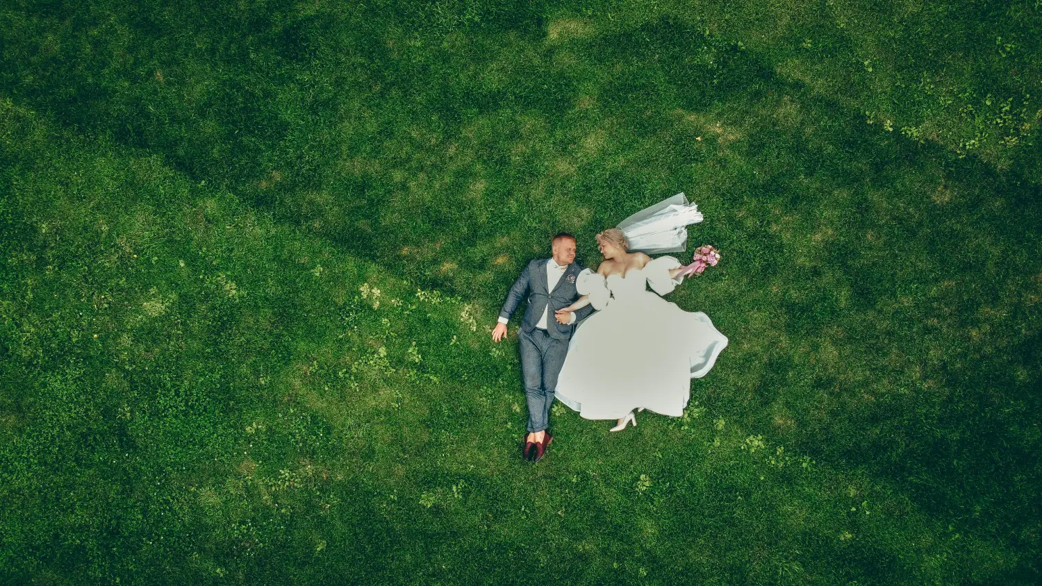 Drohnenblick, Hochzeitspaar-Fotografie aus der Luft