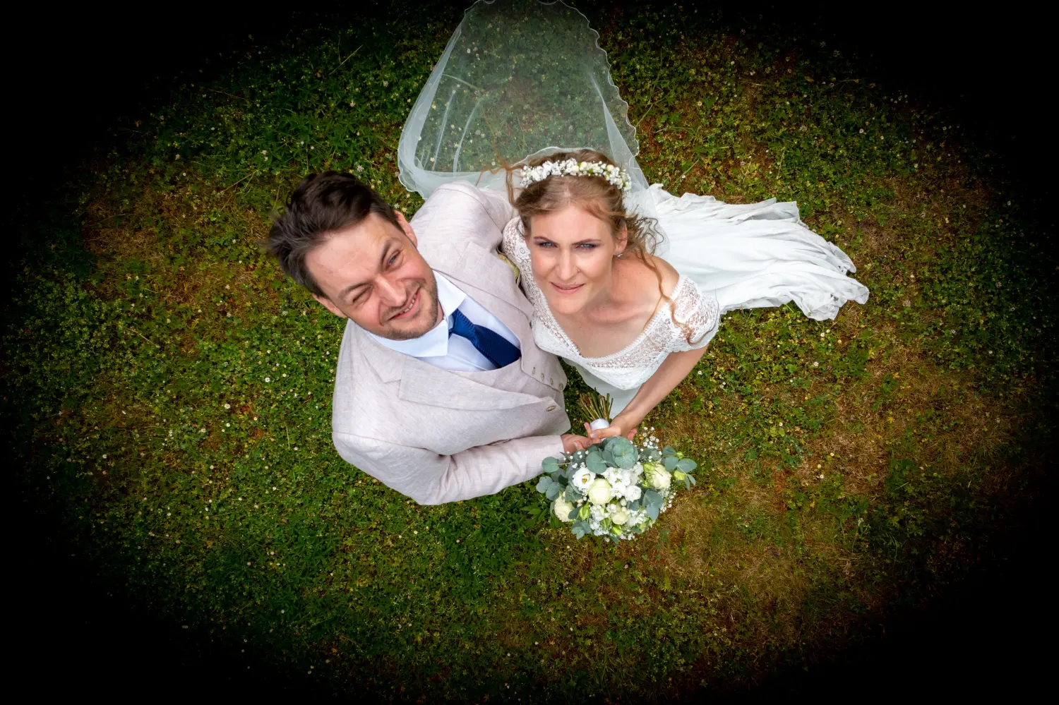 Drohnenblick, Hochzeitspaar-Fotografie aus der Luft