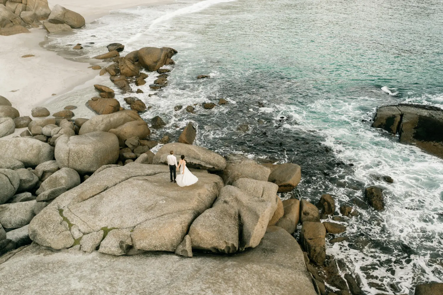 Drohnenblick, Luftaufnahmen von Hochzeitspaaren am Meer