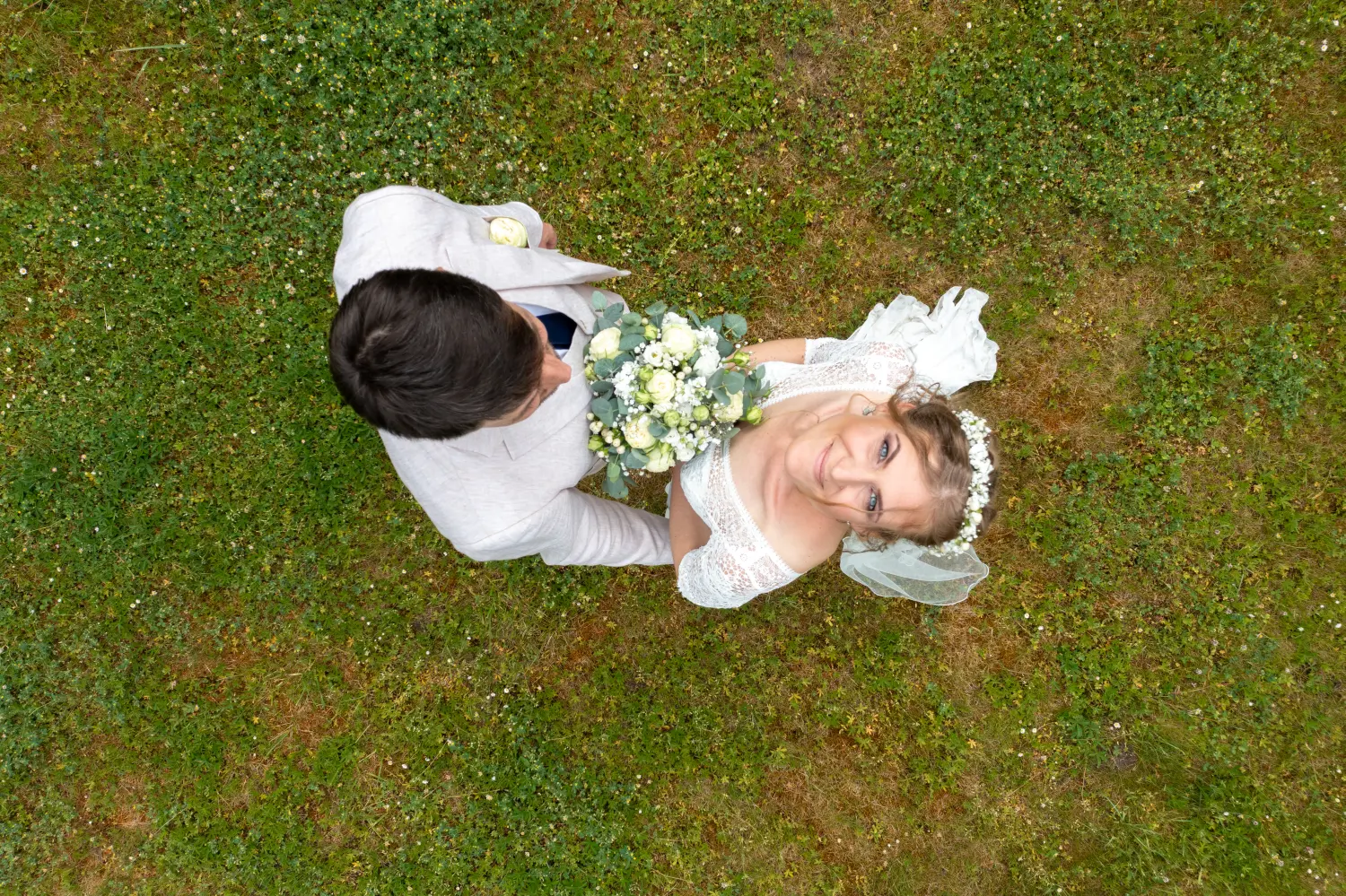 Drohnenblick, Hochzeitspaar-Fotografie aus der Luft