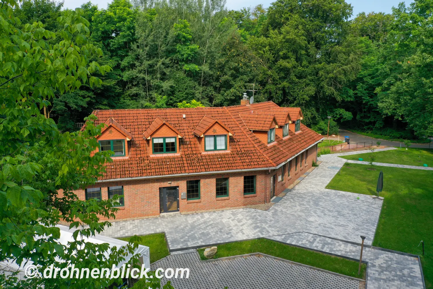 Drohnenblick, Luftbildaufnahmen von Häusern/Grundstücken